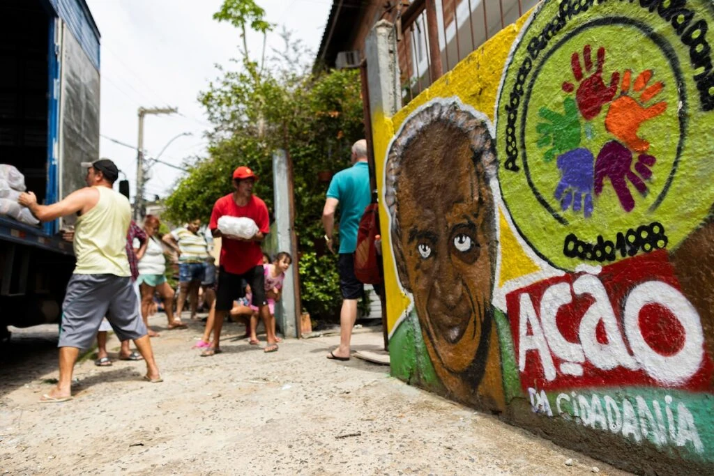 Ação da Cidadania, Natal Sem Fome: voluntários descarregam cestas em rua com grafite da campanha