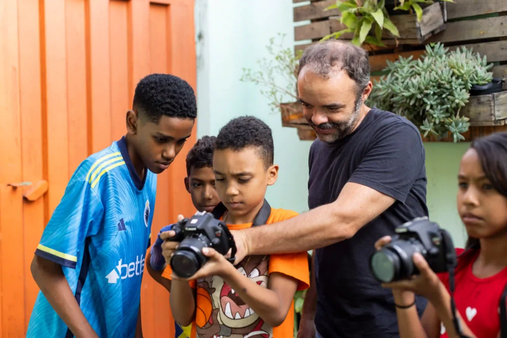 GCriva: educador ensina meninos a usar a câmera