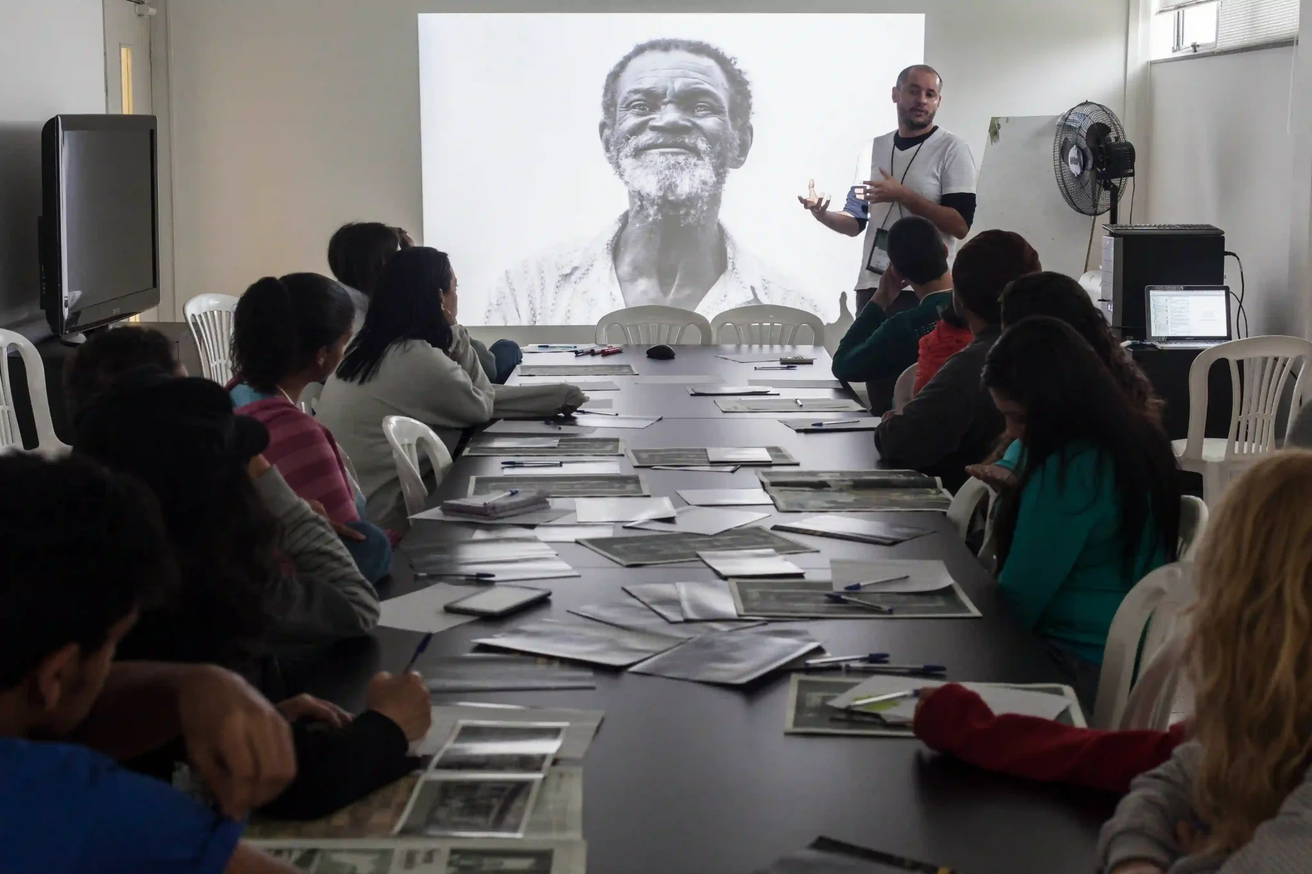 ND: novas possibilidades narrativas: oficina com projeção de retrato e participantes à mesa