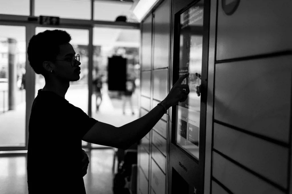 Relatório MRV&CO: silhueta de colaboradora usando painel digital