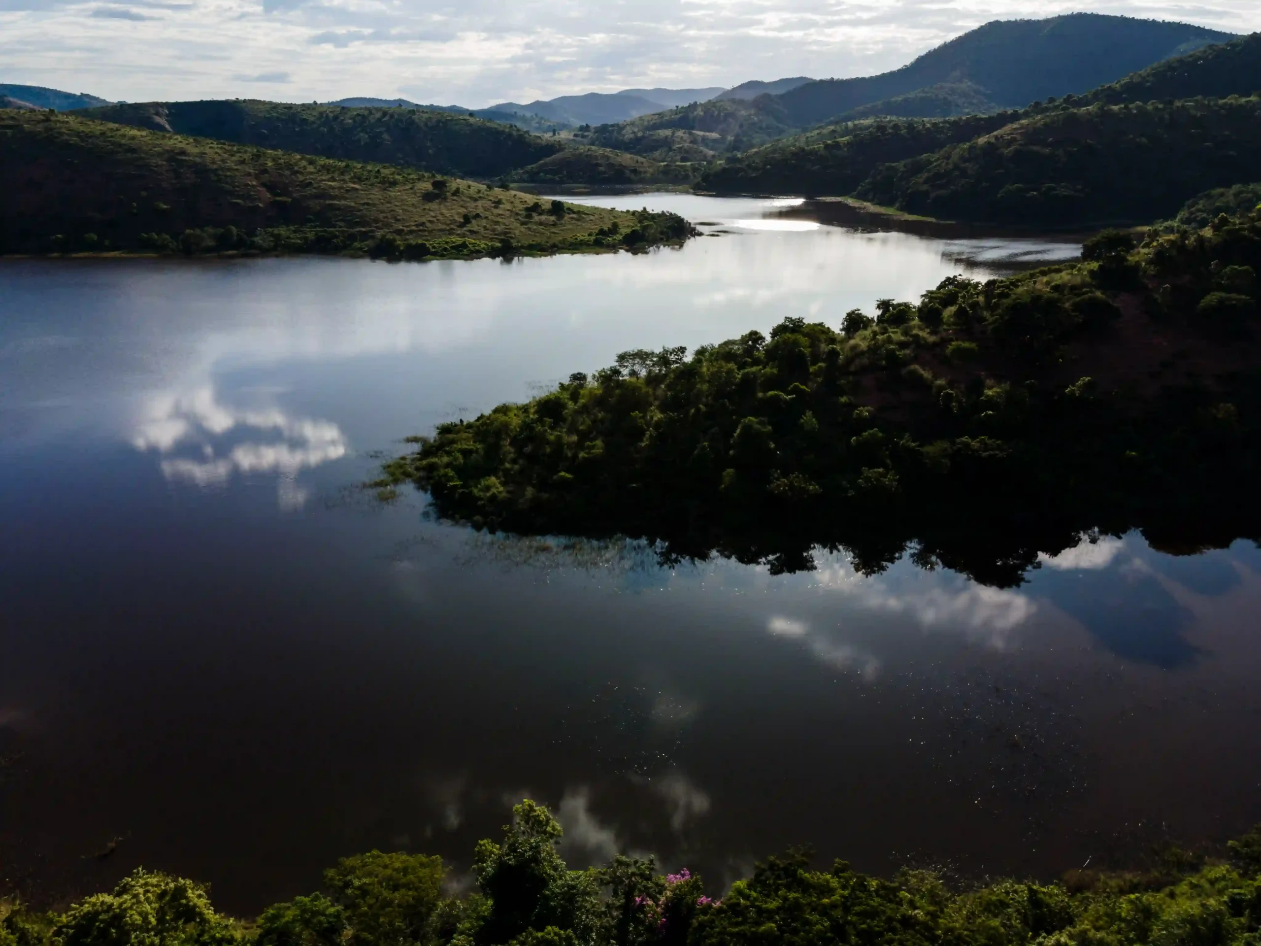 Mina do Cruzeiro: represa entre morros cobertos de mata vista do alto