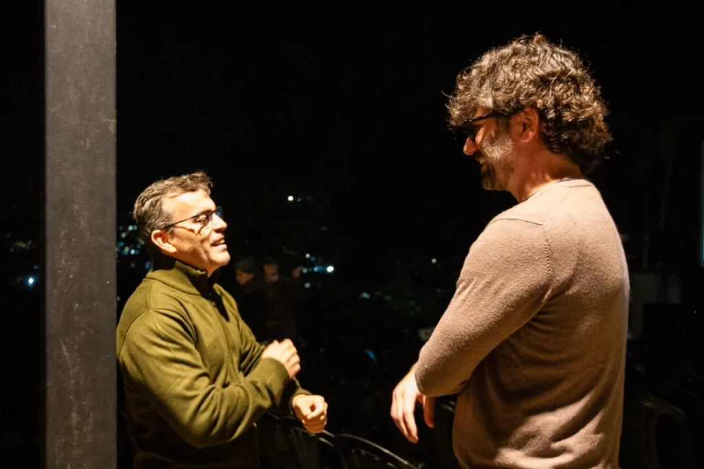 Exibição de Tempo Vário em Mariana: dois homens conversam à noite