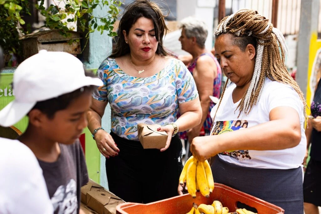 Ação da Cidadania, Natal Sem Fome: voluntárias distribuem marmitas e bananas para crianças