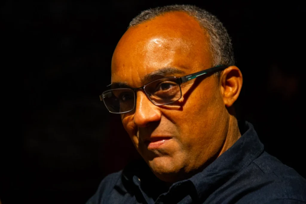 Exibição de Tempo Vário em Mariana: retrato de espectador de óculos
