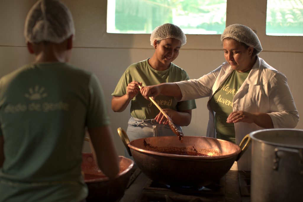 Cooperativas do Brasil: jovens da Cooperativa Dedo de Gente preparam doce em tacho de cobre em Curvelo (MG)
