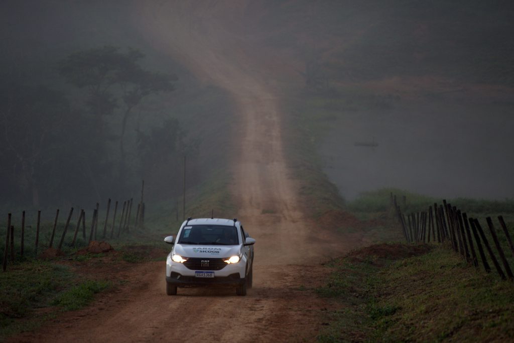 Cooperativas do Brasil: carro do Sicoob Sarom em estrada de terra com neblina na Serra da Canastra (MG)