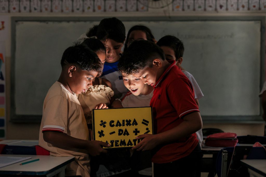Cooperativas do Brasil: alunos em Guarabira observam a Caixa da Matemática, projeto apoiado pelo Sicredi