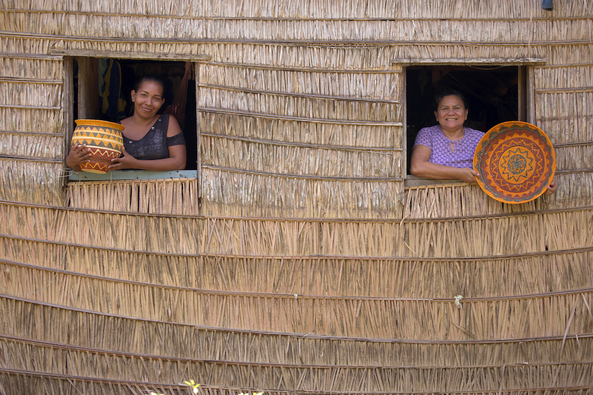 Cooperativas do Brasil: artesãs da Turiarte exibem peças nas janelas de casa de palha em Santarém (PA)