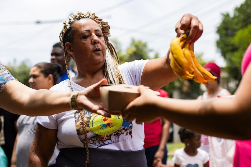 Ação da Cidadania, Natal Sem Fome: voluntária entrega bananas e marmitas