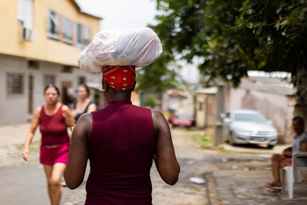 Ação da Cidadania, Natal Sem Fome: mulher carrega sacola de doação na cabeça