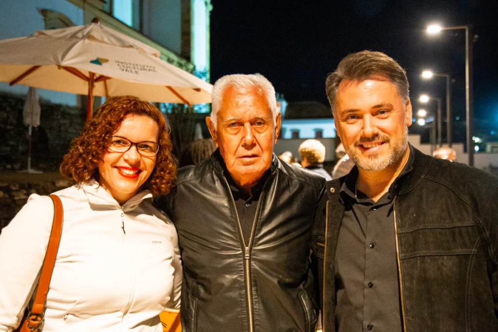 Exibição de Tempo Vário em Mariana: três convidados posam juntos