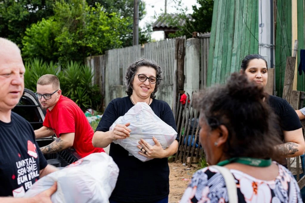 Ação da Cidadania, Natal Sem Fome: voluntários entregam sacolas de doação