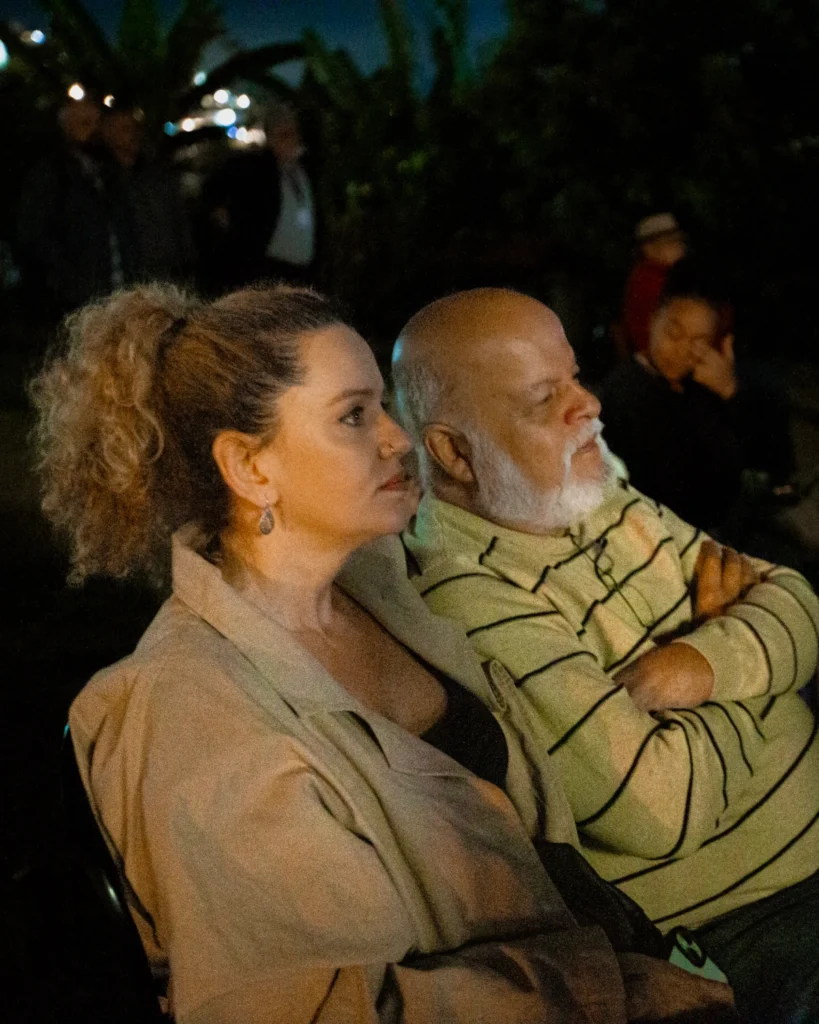 Exibição de Tempo Vário em Mariana: casal atento à projeção