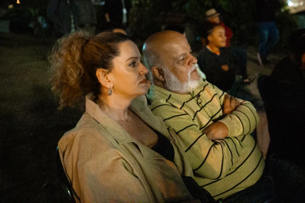 Exibição de Tempo Vário em Mariana: casal atento à projeção