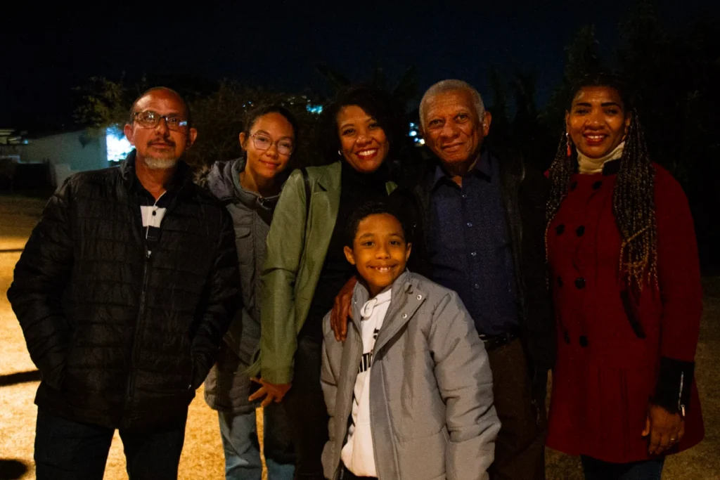 Exibição de Tempo Vário em Mariana: família posa reunida