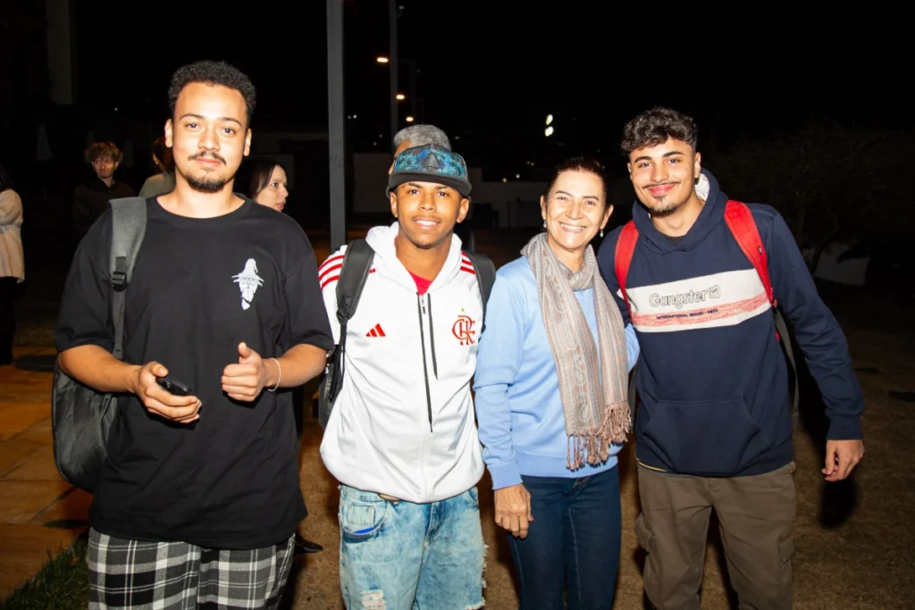 Exibição de Tempo Vário em Mariana: grupo de jovens posa sorridente