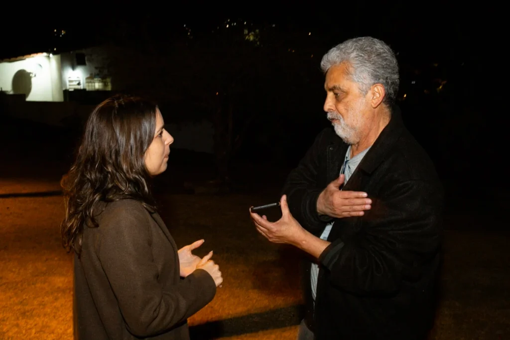 Exibição de Tempo Vário em Mariana: mulher e homem conversam após a sessão
