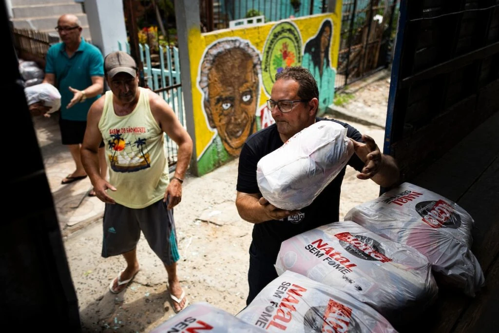 Ação da Cidadania, Natal Sem Fome: voluntários carregam sacolas de alimentos