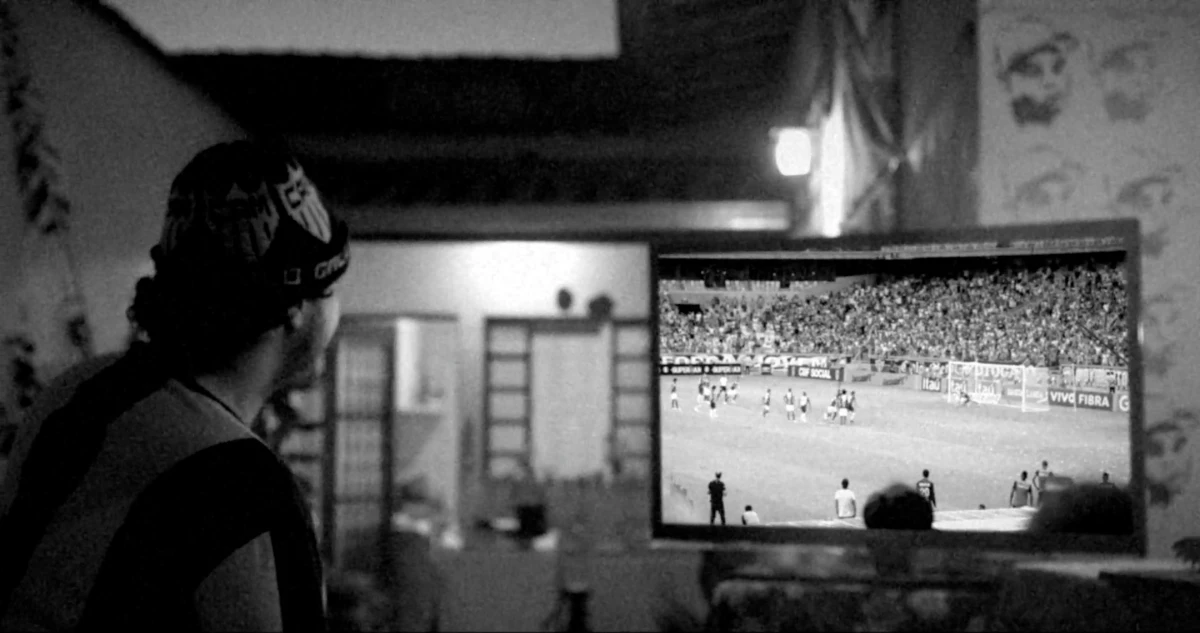 Ambev, o manifesto das torcidas: torcedor assiste a jogo de futebol na TV do quintal