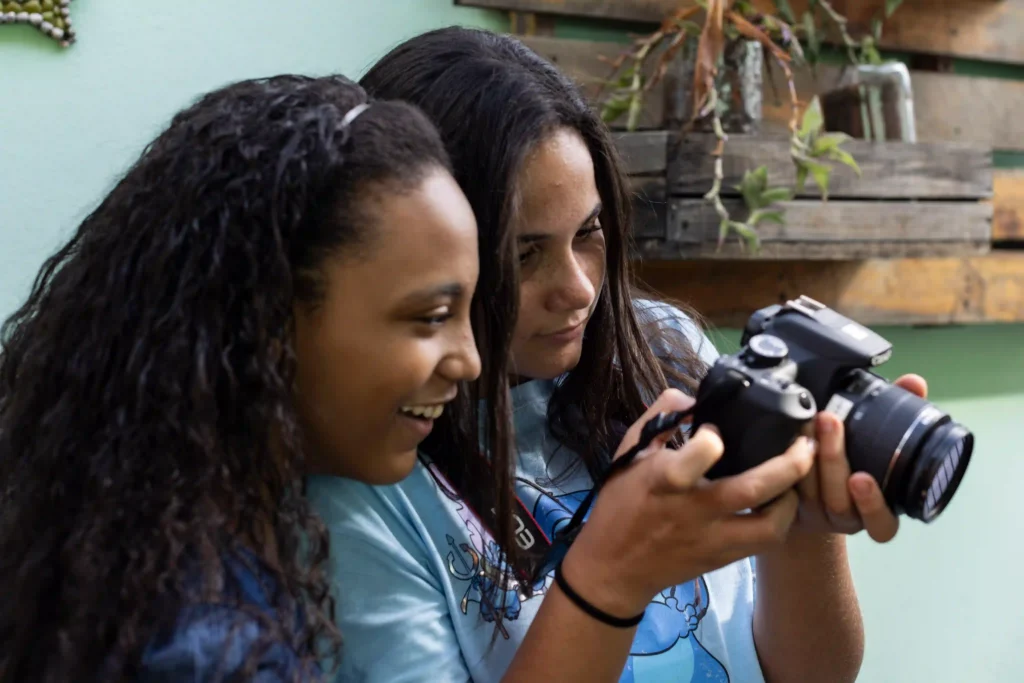 GCriva: meninas sorridentes conferem foto na câmera