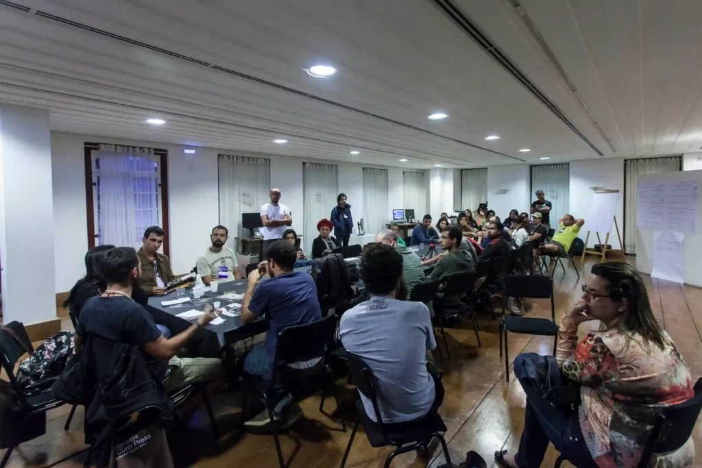 ND: novas possibilidades narrativas: oficina com participantes reunidos em sala