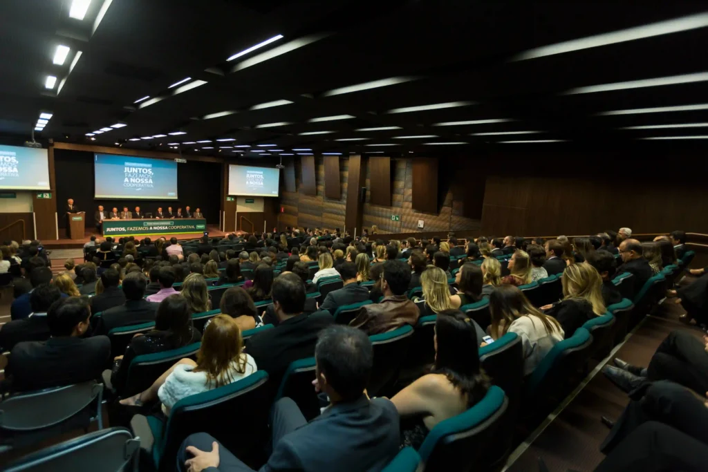 Unimed: auditório lotado durante evento corporativo