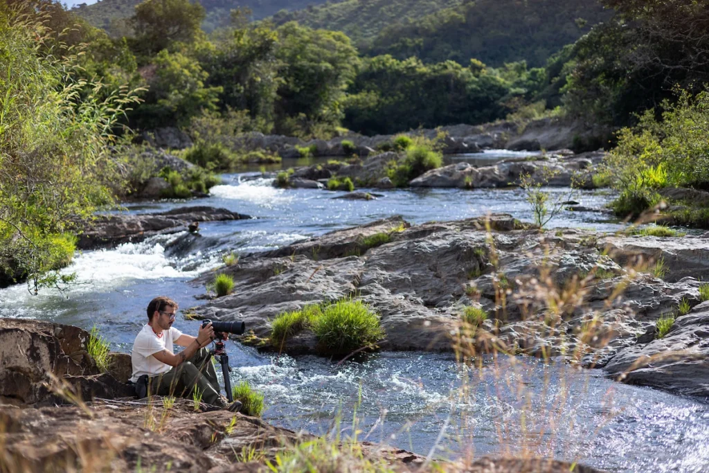 Sebrae Origem e Experiências Turísticas: fotógrafo registra rio com corredeiras em meio à mata