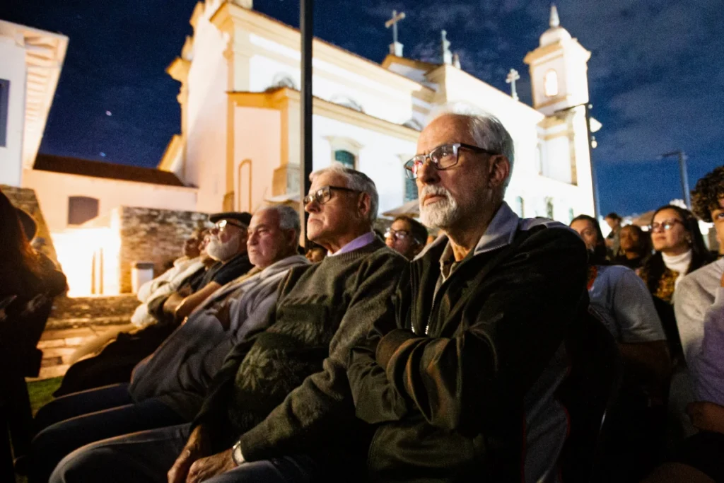 Exibição de Tempo Vário em Mariana: plateia diante da igreja iluminada