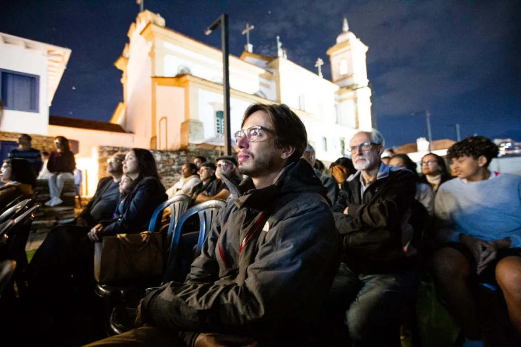 Exibição de Tempo Vário em Mariana: plateia diante da igreja iluminada
