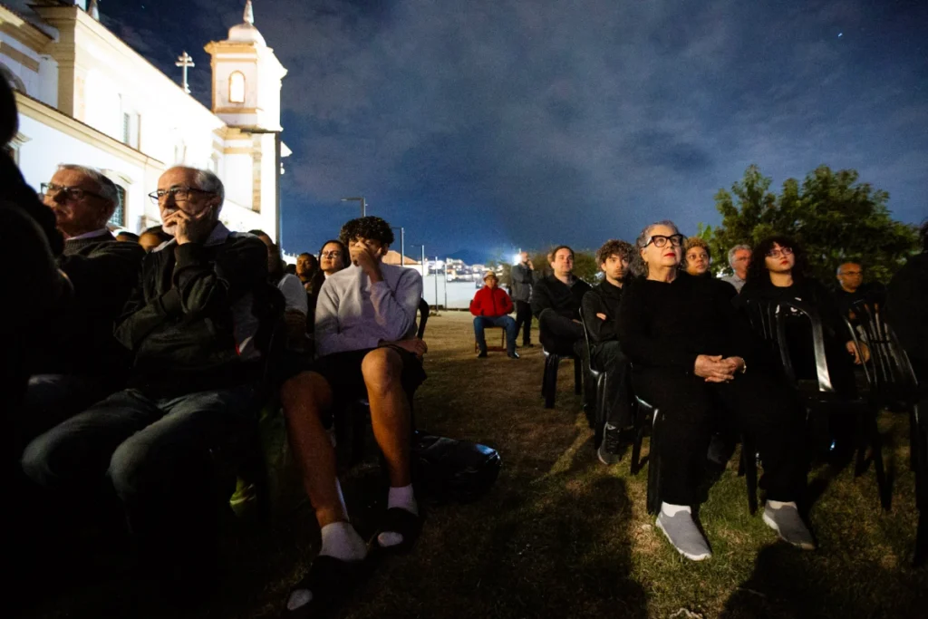 Exibição de Tempo Vário em Mariana: plateia ao ar livre ao lado da igreja