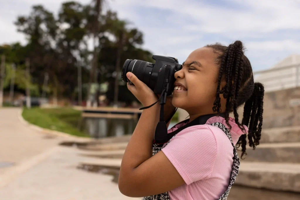 GCriva: menina fotografa ao ar livre