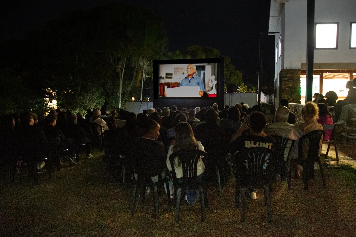 Exibição de Tempo Vário em Mariana: sessão ao ar livre em telão inflável