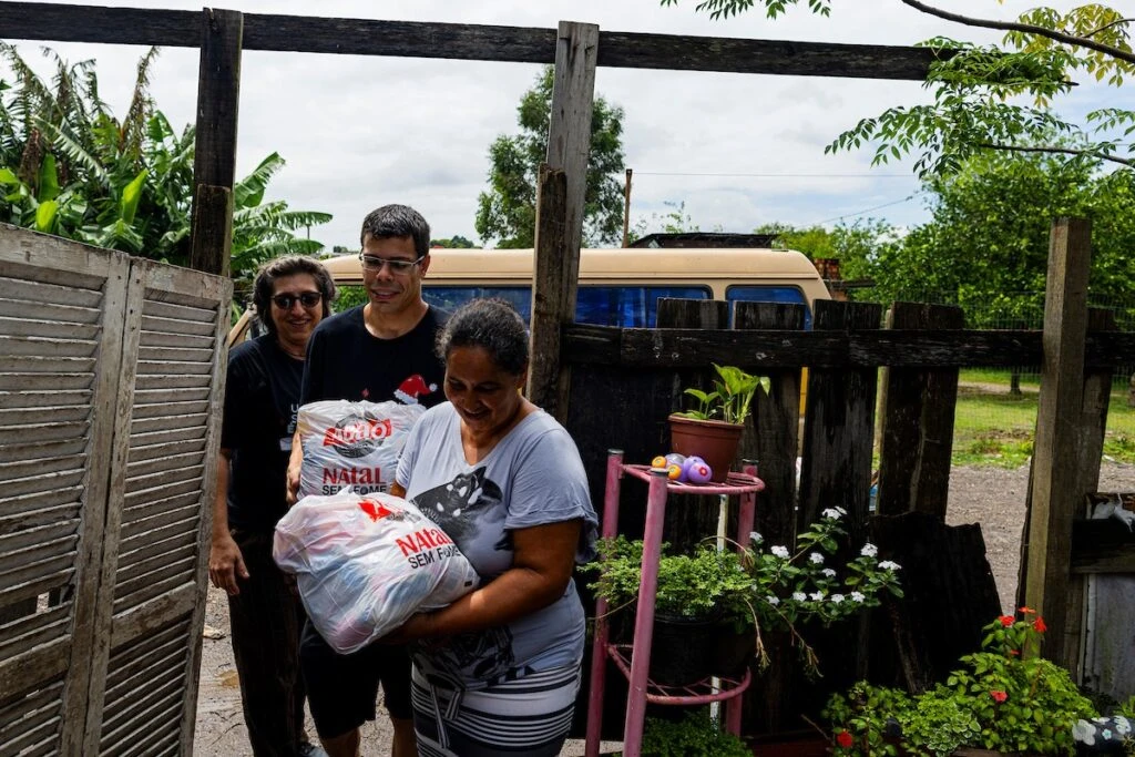 Ação da Cidadania, Natal Sem Fome: voluntários entregam doações em casa com quintal florido