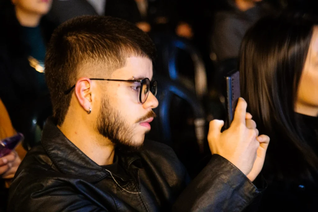 Exibição de Tempo Vário em Mariana: jovem filma a sessão com o celular