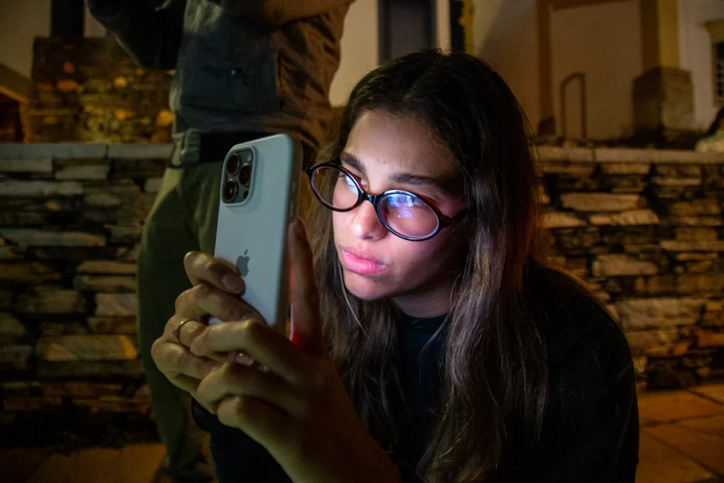 Exibição de Tempo Vário em Mariana: jovem fotografa a sessão com o celular
