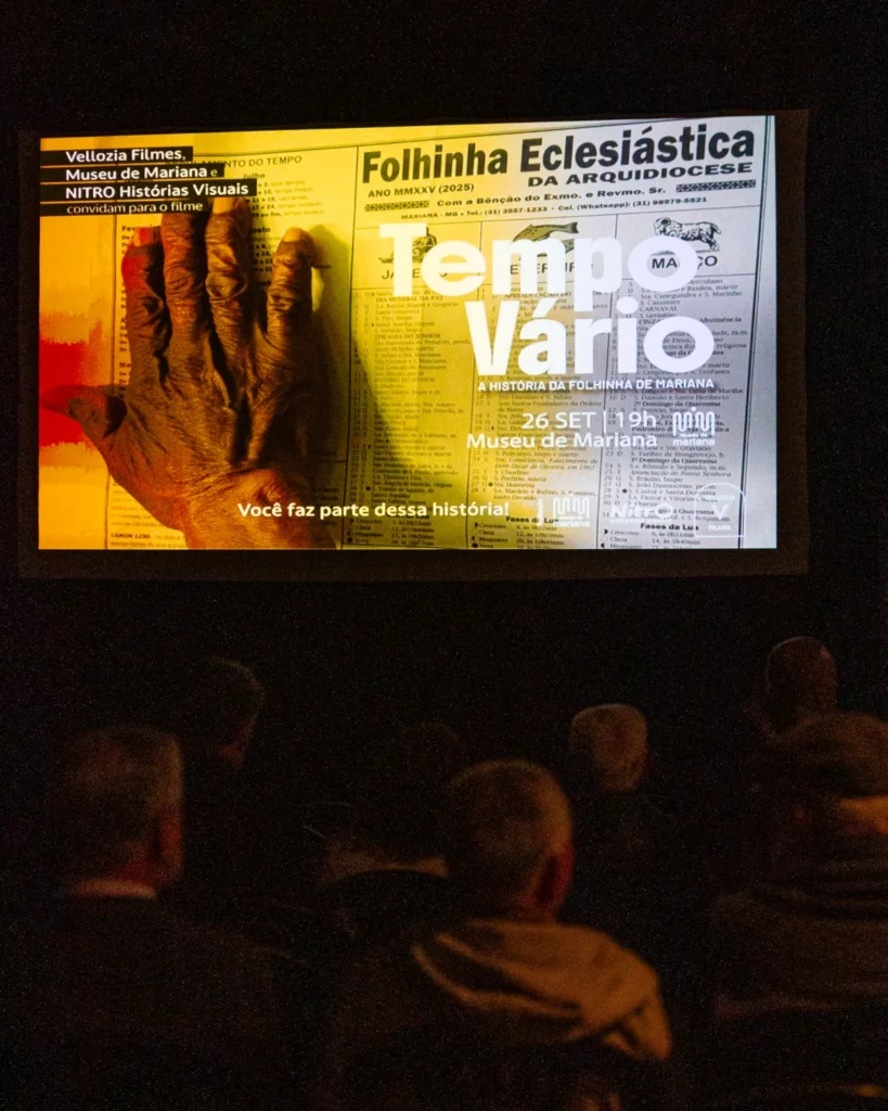 Exibição de Tempo Vário em Mariana: cartaz do filme projetado na tela antes da sessão