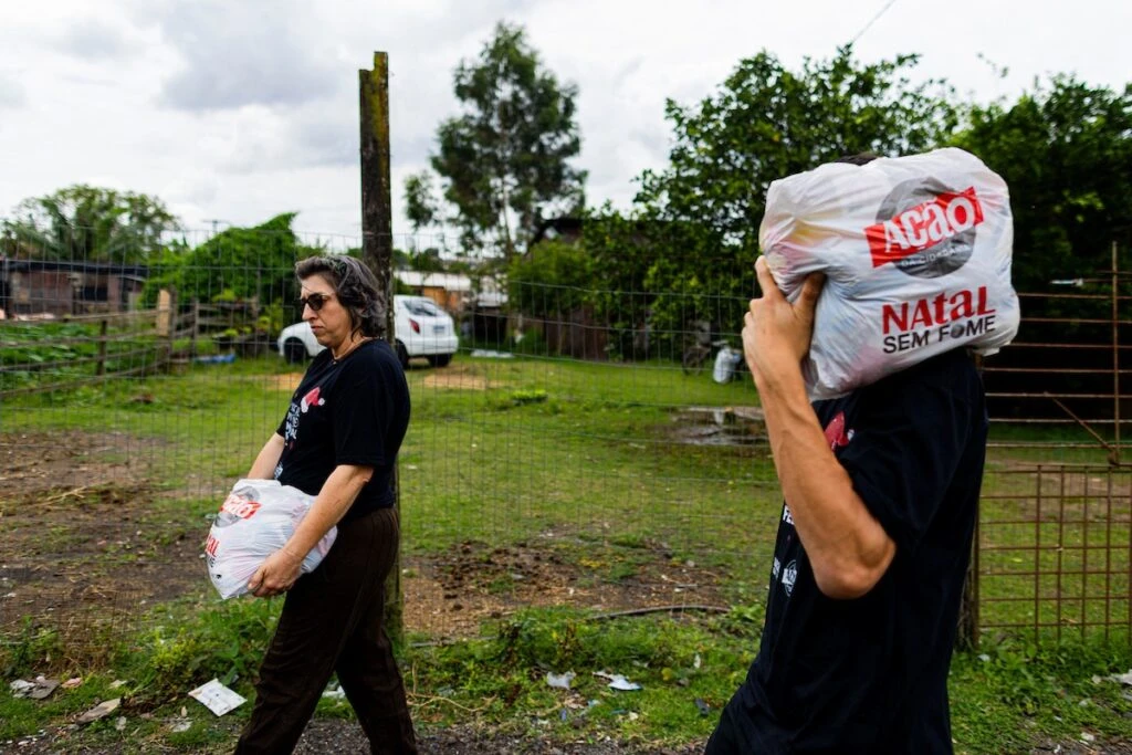 Ação da Cidadania, Natal Sem Fome: voluntários carregam sacolas no ombro