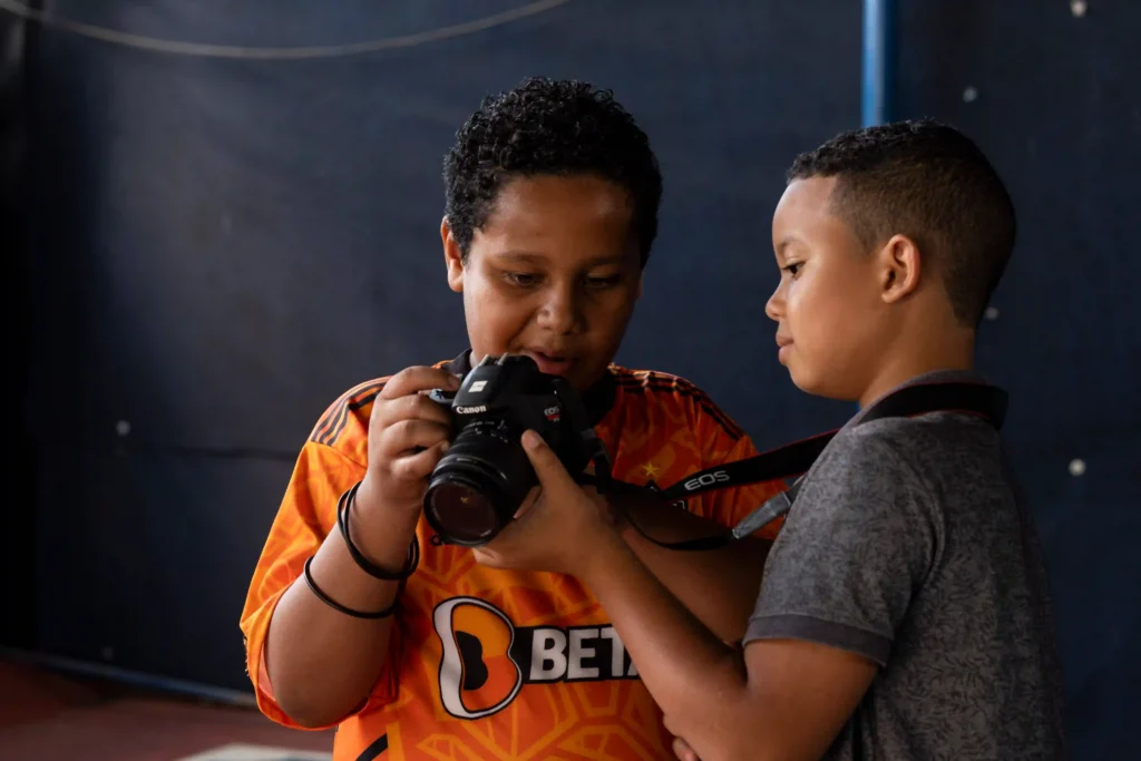GCriva: meninos aprendem a usar a câmera fotográfica