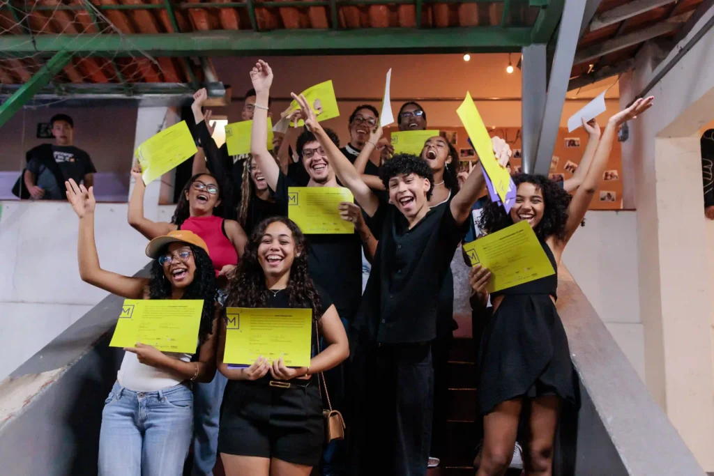 Moradores Educação: estudantes comemoram com certificados nas mãos