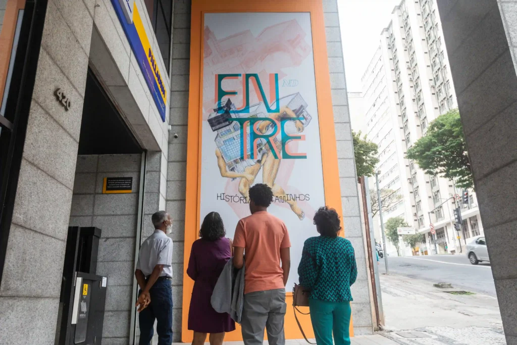 ND: novas possibilidades narrativas: pedestres observam painel da exposição ENTRE na rua