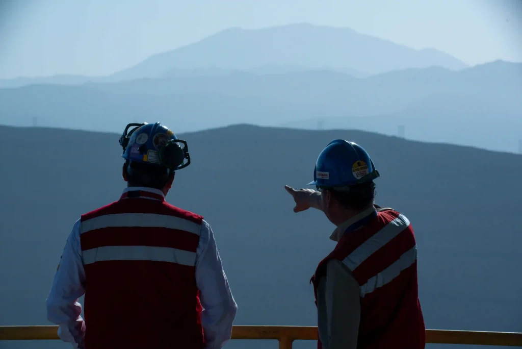 Lundin Mining: colaboradores de capacete observam a paisagem montanhosa