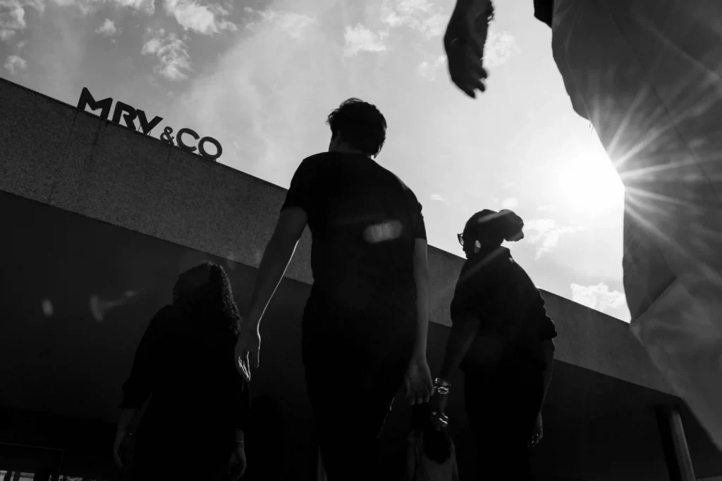 Relatório MRV&CO: silhuetas de colaboradores diante do letreiro da MRV&CO