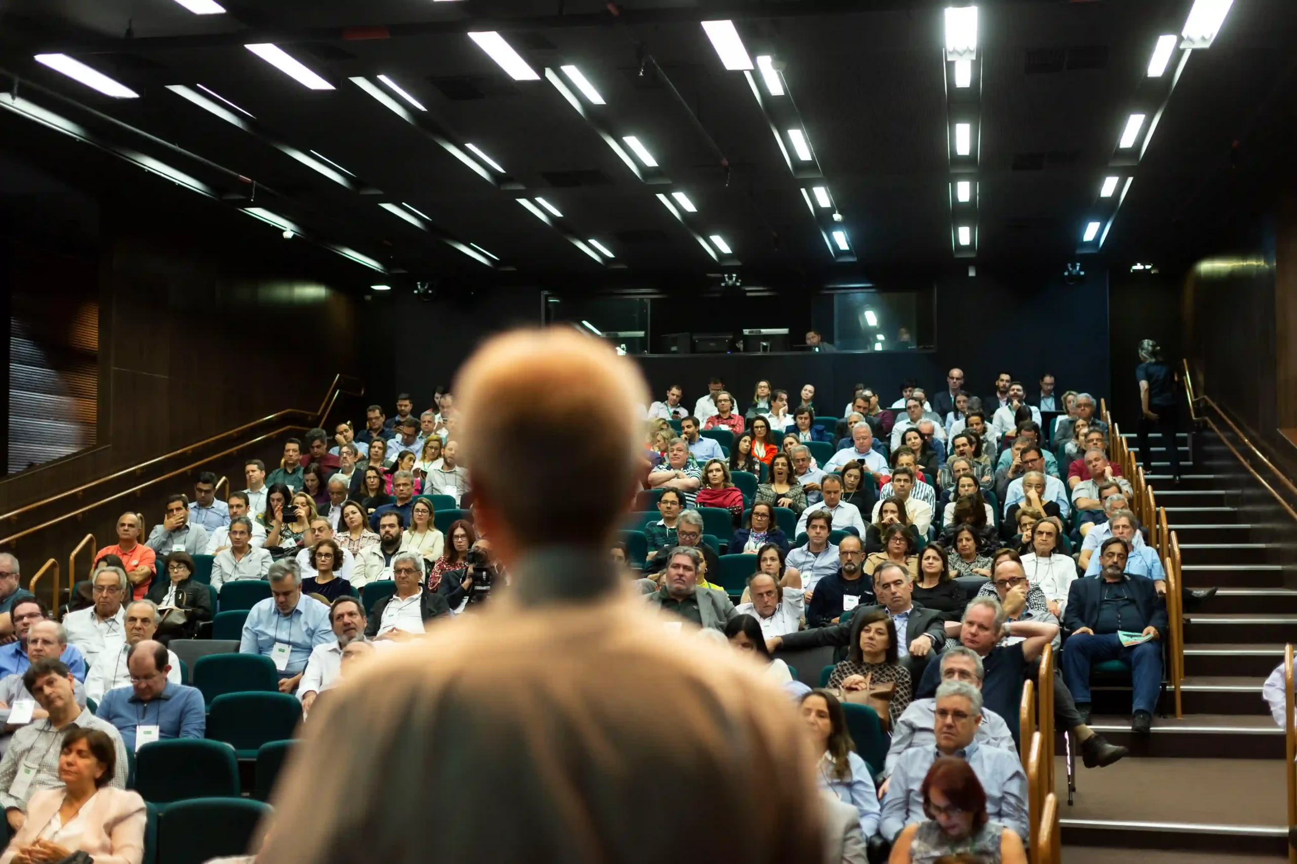 Unimed: palestrante diante de plateia em auditório