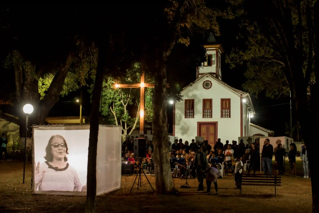 Projeto Moradores: retrato iluminado à noite em frente a uma igreja colonial