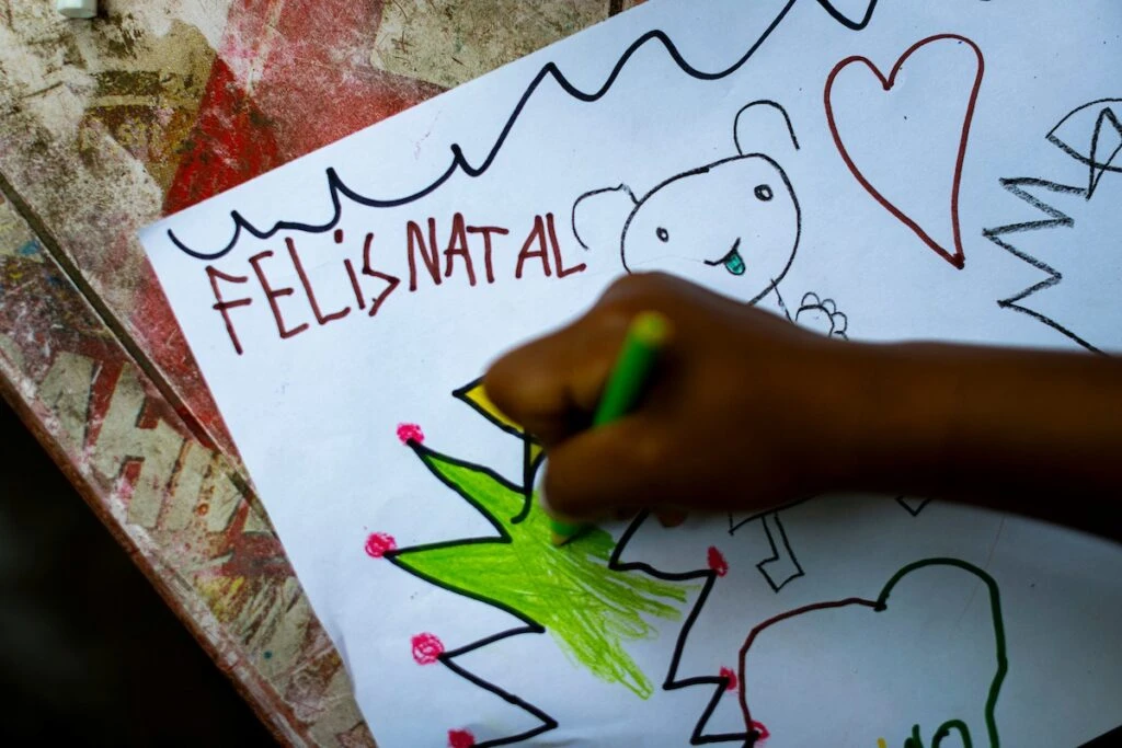 Ação da Cidadania, Natal Sem Fome: criança desenha cartão escrito Feliz Natal