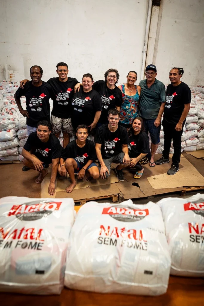 Ação da Cidadania, Natal Sem Fome: equipe de voluntários com as sacolas de doação