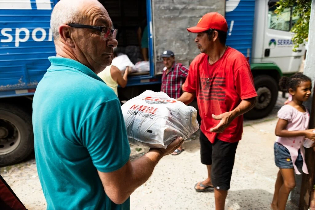 Ação da Cidadania, Natal Sem Fome: voluntário entrega sacola de doação a morador