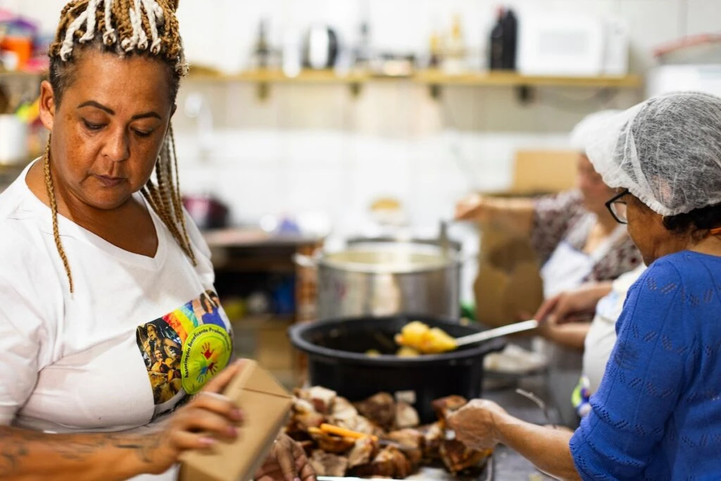 Ação da Cidadania, Natal Sem Fome: cozinheiras preparam refeições na cozinha comunitária
