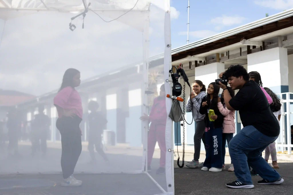 Moradores Educação: estudantes fotografam colega no estúdio do pátio