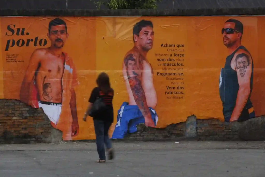 ND: novas possibilidades narrativas: mulher passa diante de mural fotográfico Suporto